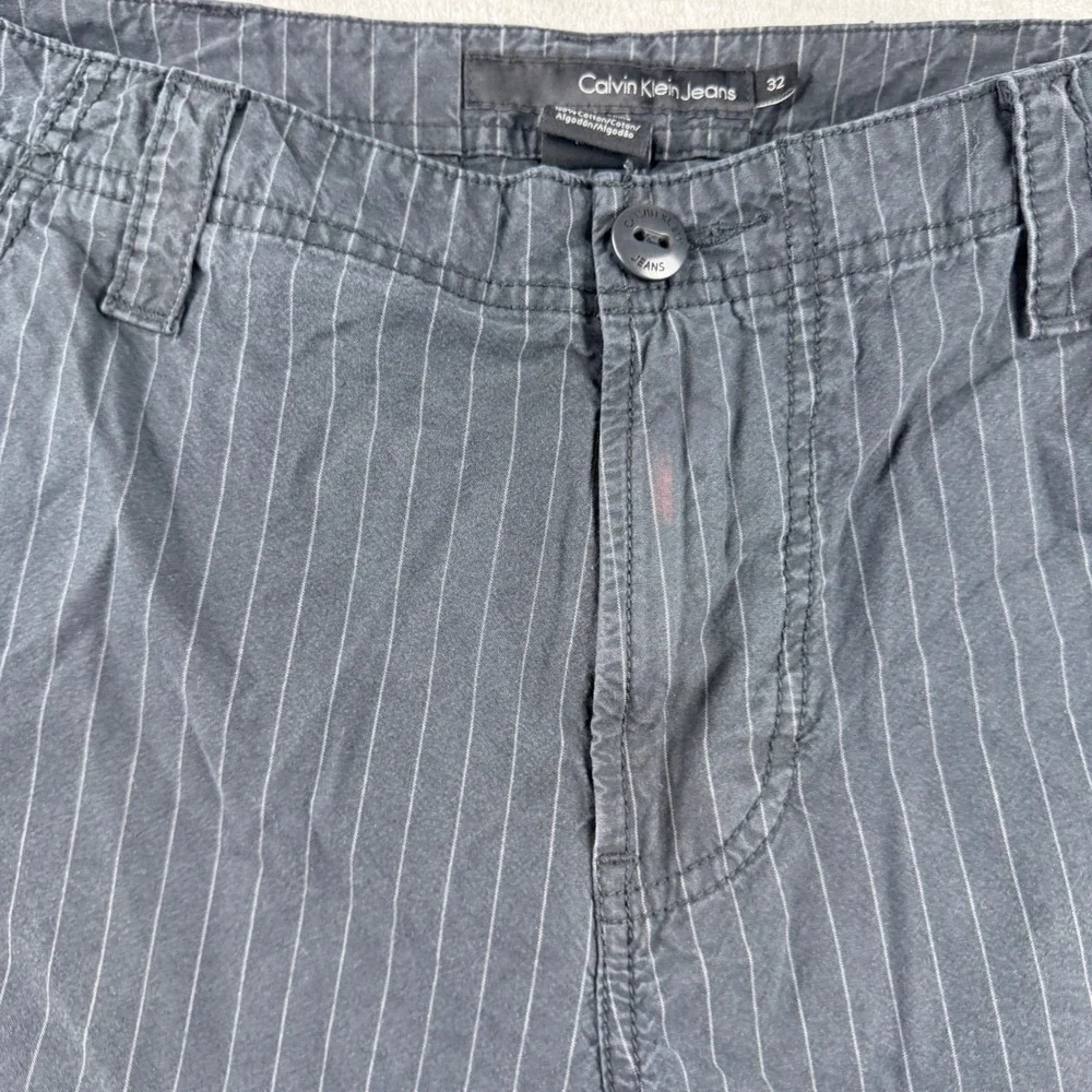 Calvin Klein Jeans Men's‎ Gray Pinstripe Flat Front Casual Chino Shorts Size 32